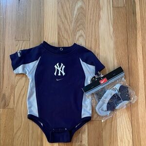 Nike Baby Sz. 3/6M NY YANKEES Navy and Gray One Piece with Booties